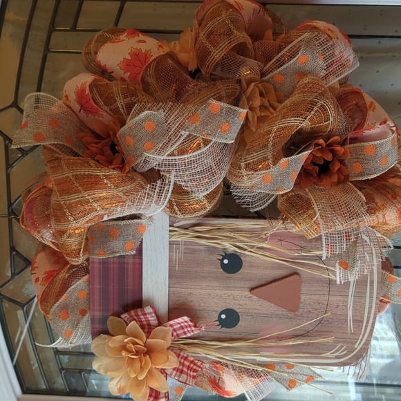 Pretty Betty Scarecrow Wreath - Picture 4 of 14